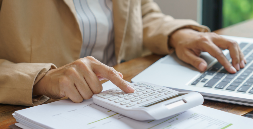 SEO対策の費用対効果（ROI）を算出するイメージ画像。電卓を用いて、コンテンツ制作コストと、将来的な広告費削減額・予測利益をシミュレーションし、SEOを経営資産として評価・判断する様子を表現。