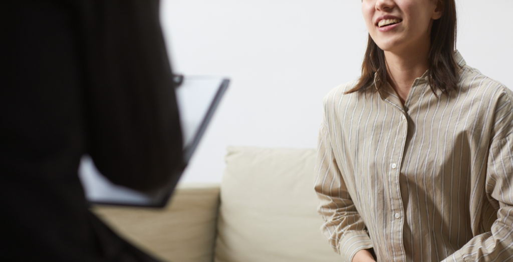 顧客インタビューを通じてサービスを再定義する経営改善の様子。既存客の生の声を聴くことで、自社の本来の価値（強み）を再発見し、黒字化への戦略を構築するイメージ図